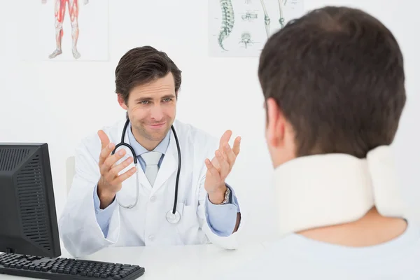 Médecin en conversation avec le patient au bureau — Photo