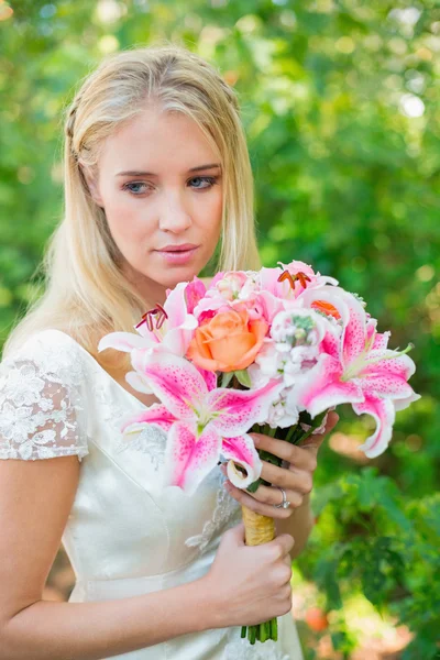 Blonde lachende bruid bedrijf boeket — Stockfoto