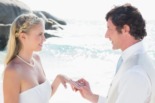 Hombre colocando anillo en el dedo de las novias felices —  Fotos de Stock