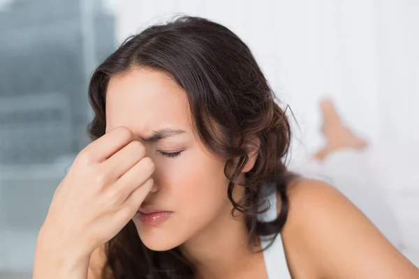 Vrouw lijden hoofdpijn met de ogen gesloten thuis — Stockfoto