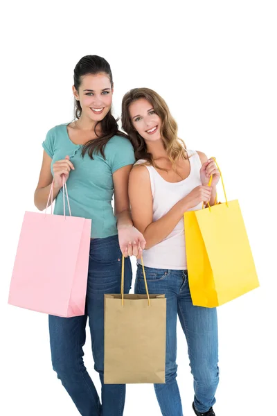 Dos amigas jóvenes felices con bolsas de compras —  Fotos de Stock