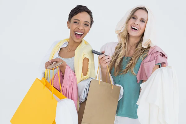 Retrato de mujeres alegres de pie con bolsas de compras —  Fotos de Stock