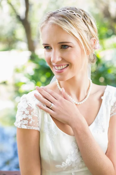 Glad blondin brud med handen på bröstet — Stockfoto