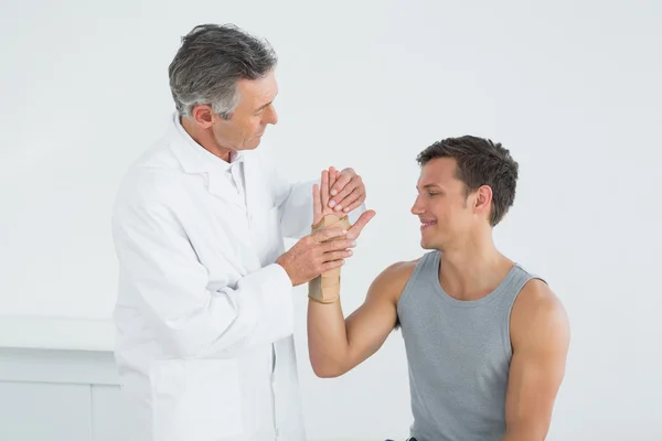 Médico examinando uma mão de pacientes — Fotografia de Stock