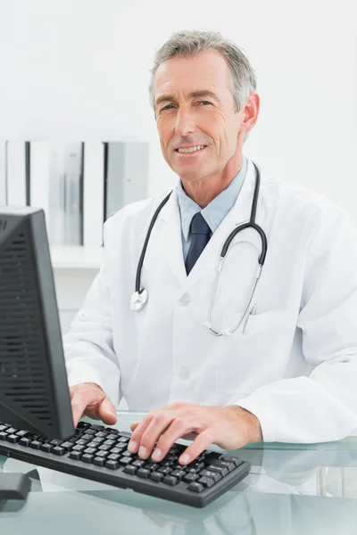 Médico usando computadora en consultorio médico —  Fotos de Stock