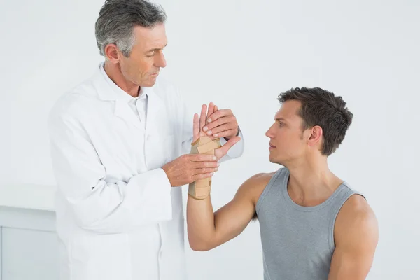 Médico examinando uma mão de pacientes — Fotografia de Stock