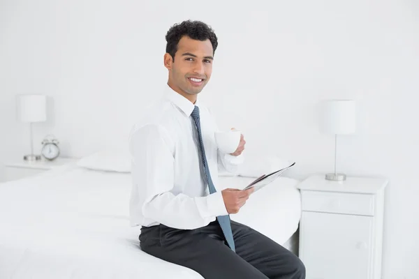 Geschäftsmann mit Tasse Zeitung im Hotelzimmer — Stockfoto