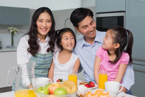 Glad familj på fyra njuter hälsosam frukost i köket — Stockfoto