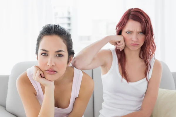 Amigos femeninos infelices que no hablan después de discutir en casa — Foto de Stock