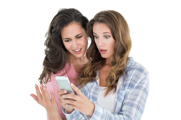 Amiche scioccate che guardano il cellulare — Foto Stock