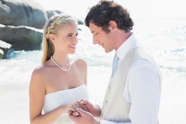 Linda noiva sorrindo para o novo marido — Fotografia de Stock