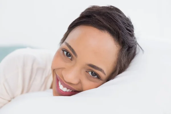 Nahaufnahme einer jungen Frau, die im Bett liegt — Stockfoto