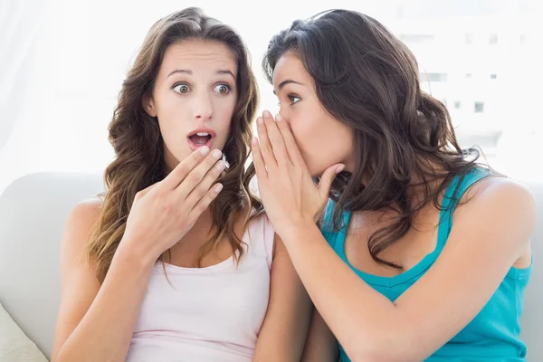 Relaxed female friends gossiping in living room — Stock Photo, Image