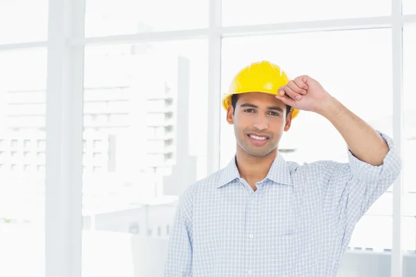 Portrait d'un bricoleur souriant portant un casque jaune — Photo