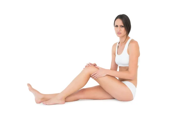 Vista laterale ritratto di una donna in forma con dolore al ginocchio — Foto Stock