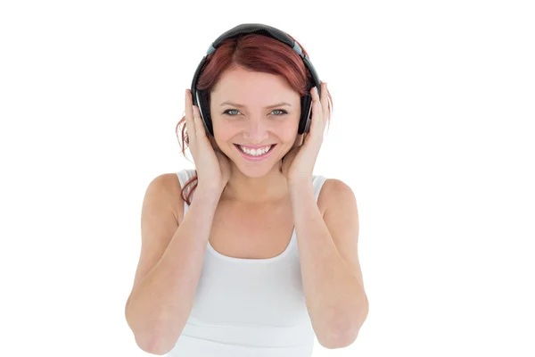 Mooie casual vrouw genieten van muziek via de koptelefoon — Stockfoto