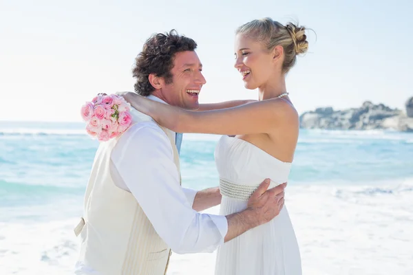 Groom picking up his pretty new wife — Stock Photo, Image