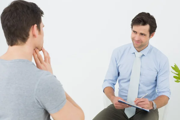 Välklädd manliga läkare i samtal med patienten — Stockfoto
