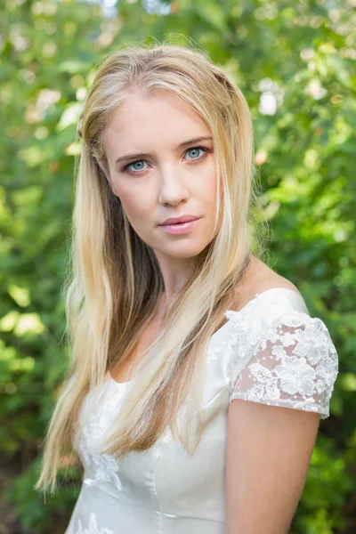 Smiling bride looking at camera — Stock Photo, Image