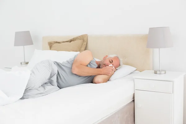 Dojrzały człowiek śpi w łóżku — Zdjęcie stockowe