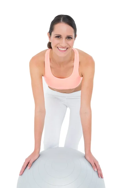 Retrato de uma mulher em forma de sorriso com bola de fitness — Fotografia de Stock