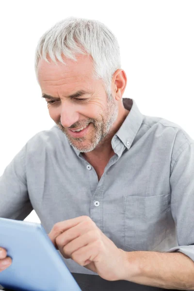 Reifer Geschäftsmann mit digitalem Tablet — Stockfoto