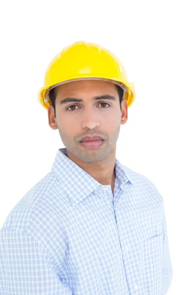 Porträtt av en seriös elektriker bär en gul hjälm — Stockfoto