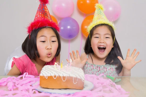 Jonge meisjes blazen taart op een deel van de verjaardag — Stockfoto