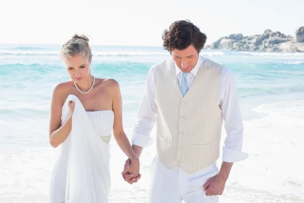 Recién casados caminando de la mano —  Fotos de Stock