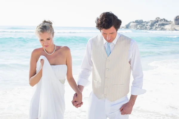 Newlyweds walking hand in hand — Stock Photo, Image