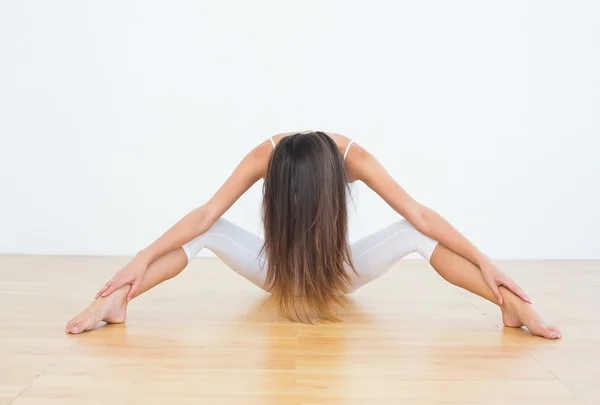 Vrouw met lange haren in de fitness-studio — Stockfoto