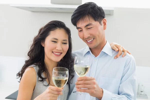 Amar pareja joven con copas de vino en la cocina —  Fotos de Stock