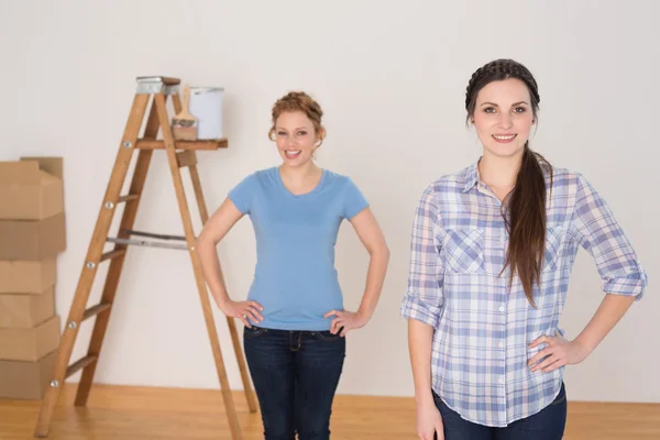 Ritratto di amiche in piedi in una nuova casa — Foto Stock