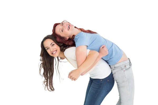 Jonge vrouw met vrouwelijke vriend op rug — Stockfoto