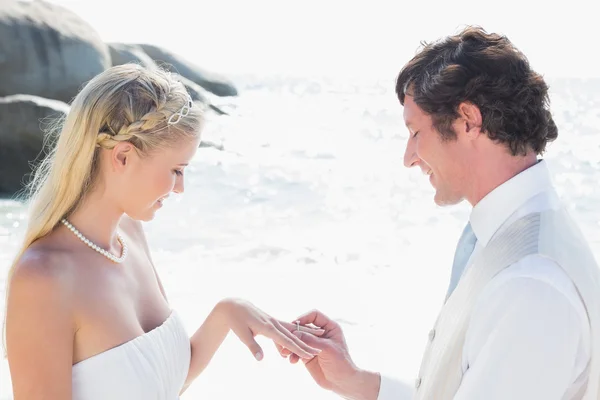 Hombre colocando anillo en el dedo de las novias felices —  Fotos de Stock