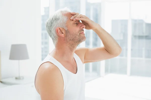 Vue latérale d'un homme mûr réfléchi au lit — Photo