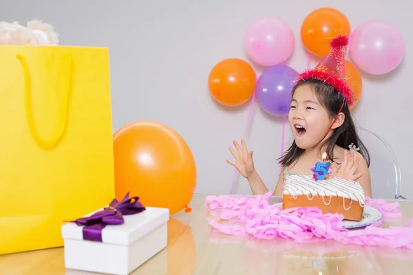 Alegre menina surpreso em sua festa de aniversário — Fotografia de Stock