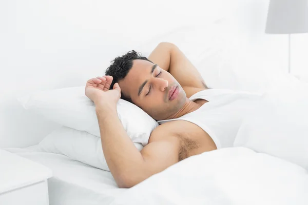 Jeune homme dormir dans le lit — Photo