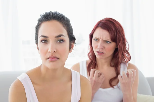 Boos vrienden hebben een argument in de woonkamer — Stockfoto