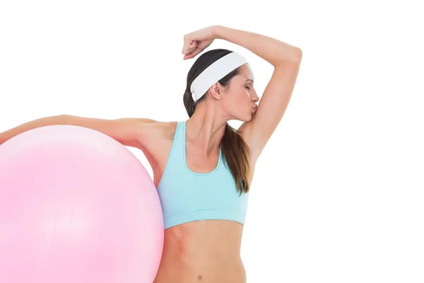 Fit mujer besando los músculos con la pelota de fitness — Foto de Stock