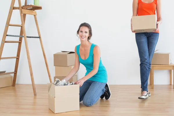 Twee vrienden samen bewegen in een nieuw huis — Stockfoto