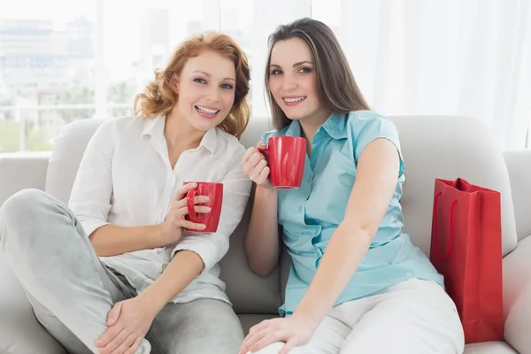 Freundinnen mit Kaffeetassen zu Hause — Stockfoto