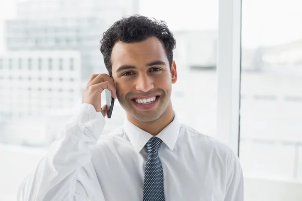 Крупный план улыбающегося элегантного бизнесмена с помощью мобильного телефона — стоковое фото