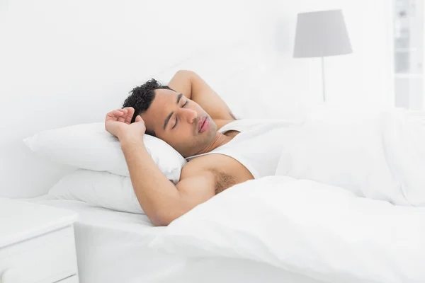 一个男人在床上睡觉的侧视图 — 图库照片