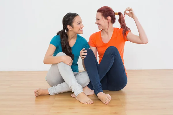 Freunde mit Hausschlüssel sitzen auf dem Fußboden — Stockfoto