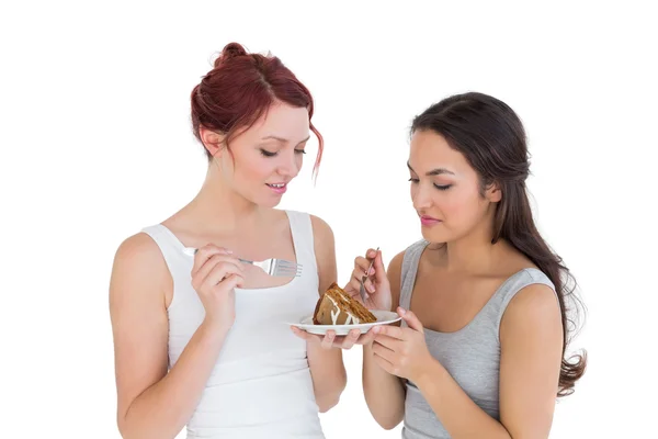 Schöne junge Freundinnen backen gemeinsam Kuchen — Stockfoto