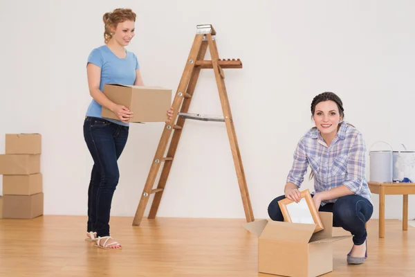 Two friends moving together in a new house — Stock Photo, Image