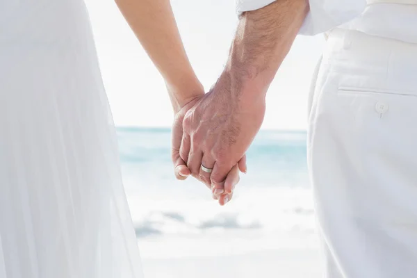 Recém-casados de mãos dadas de perto — Fotografia de Stock
