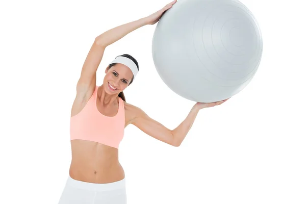 Kobieta trzyma się piłka fitness sprawny portret uśmiechnięty — Zdjęcie stockowe