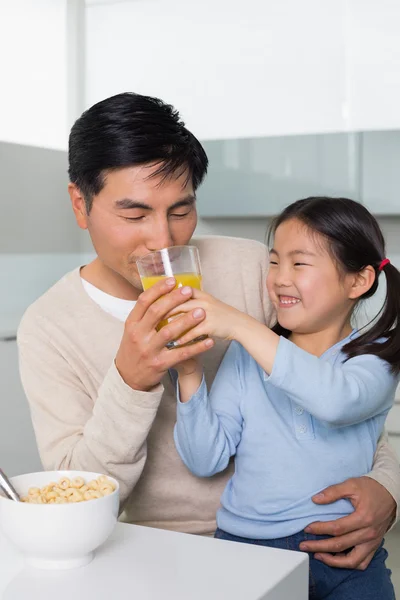 Pappa med dotter äter frukost i köket — Stockfoto